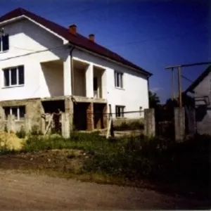 дом в Мукачев о (недвижимость Закарпатье) 2 эт. гараж,  погреб.