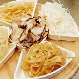 Рыба и морепродукты солено-сушеные весовые и фасованные.