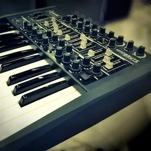 Продам аналоговый синтезатор Arturia Minibrute