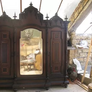 Антикварна шафа в готичному стилі