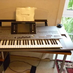 Yamaha Tyros5 76-Key Arranger Keyboard 