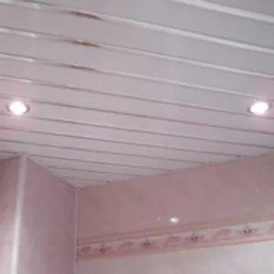 Реечный потолок в ванной