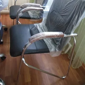 Новое кожаное кресло с ручками из дерева