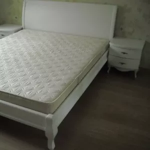 Белая кровать из массива