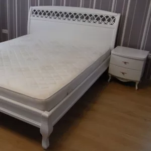 Кровать из дерева белая