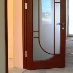 Двери  деревянные.