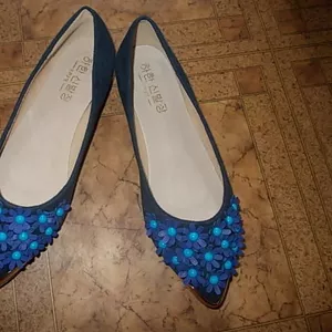 Жіночі шкіряні туфлі синього кольору з квітами