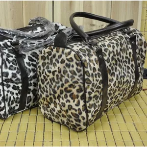 Стильная и удобная велюровая женская сумка под леопард