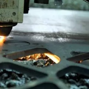 Виконуємо роботи з лазерної порізки листового металу Выполняем работы 