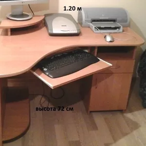 Угловой компьютерный стол.
