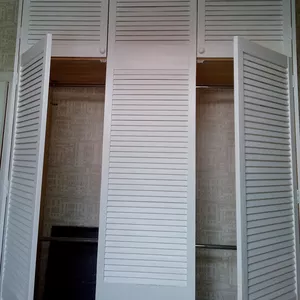 Шкаф стенка из жалюзийных дверей