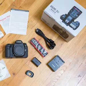  Selling Canon 5D Mark III/Mark IV  24-105mm lens