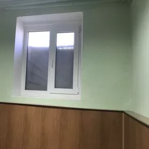 В центре полуподвальное помещение. 3 комнаты.