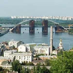 Приватизированную землю 13 соток в Киеве.