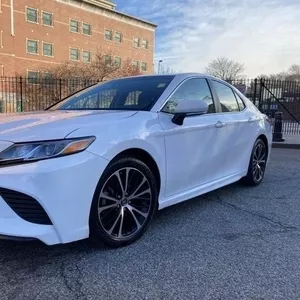 Срочная продажа модели Toyota Camry 2018,  белого цвета