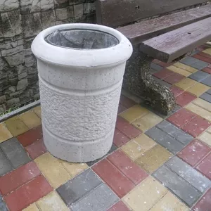 Урна для мусора уличная бетонная.