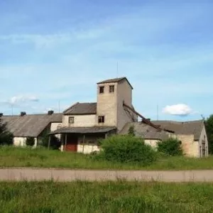 Земельный участок с кирпичным зданием в пригороде Вильнюса в Литве