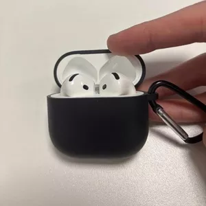 Продаю навушники Apple AirPods 4 в хорошому стані — 4500 грн