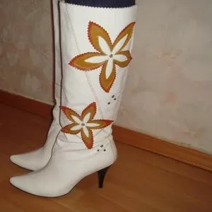Продам белые кожаные сапожки 