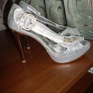 Продам новые женские туфли