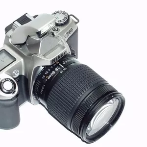 Зеркальная пленочная камера Nikon F65 с объективом AF Nikkor 28-200мм